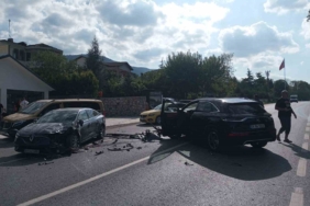 3 aracın karıştığı zincirleme kazada 3 kişi yaralandı