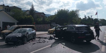 3 aracın karıştığı zincirleme kazada 3 kişi yaralandı