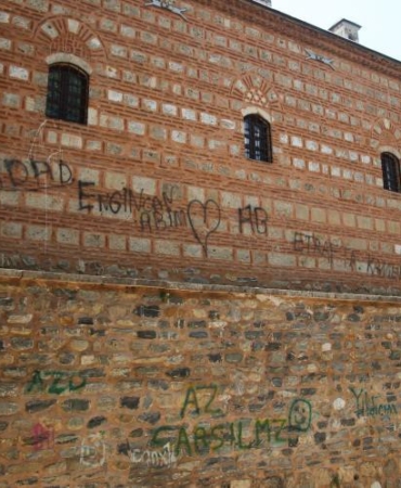 630 yıllık külliyeyi resim defterine çevirdiler