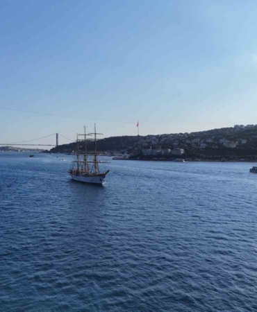 86 yaşındaki Romanya yelkenli eğitim gemisi İstanbul Boğazı’ndan geçti