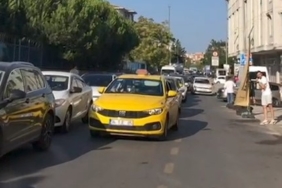 SANCAKTEPE'DE TERS YÖNDEN GELEN SÜRÜCÜLER, MOTOSİKLETLİYİ ÇİLEDEN ÇIKARDI