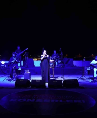 Açıkhava konserlerinde sahne alan son isim İzel oldu