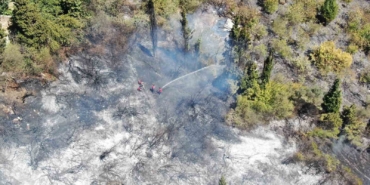 Ağaçlık ve çalılık alanda geniş çaplı yangın: Ekipler söndürmek için seferber oldu