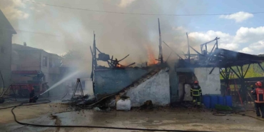 Ahır alev alev yandı, itfaiye yangını evlere sıçramadan söndürdü