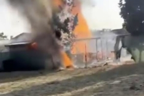 Ahşap evde çıkan yangını hortumla söndürmeye çalışsa da başarılı olamadı