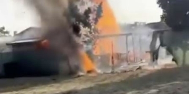 Ahşap evde çıkan yangını hortumla söndürmeye çalışsa da başarılı olamadı