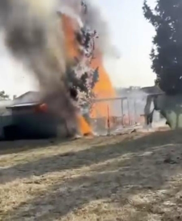 Ahşap evde çıkan yangını hortumla söndürmeye çalışsa da başarılı olamadı