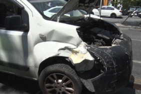 Alkollü sürücü park halindeki araca çarptı: Trafik kilitlendi