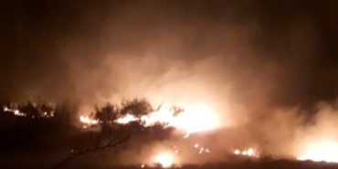 Anızdan ormana sıçrayan alevler geceyi aydınlattı