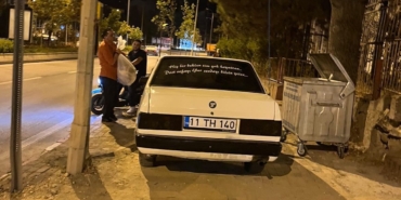 Aracını kaldırıma park eden sürücüye yayalar tepki gösterdi
