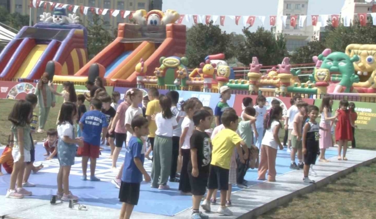 Arnavutköy Belediyesi yaz spor okulları kapanış programı renkli görüntüler oluşturdu