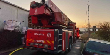 Arnavutköy’de ahşap palet fabrikasında yangın