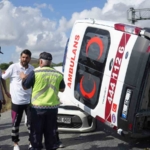 Arnavutköy’de hastaya giden ambulans ışıklarda bekleyen otomobilin üzerine devrildi