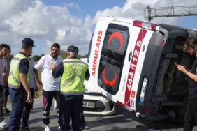 Arnavutköy’de hastaya giden ambulans ışıklarda bekleyen otomobilin üzerine devrildi
