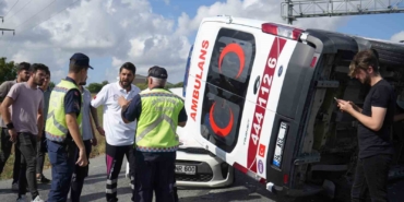 Arnavutköy’de hastaya giden ambulans ışıklarda bekleyen otomobilin üzerine devrildi
