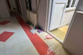 Arnavutköy’de kanalizasyon taşınca yaşlı çiftin evini lağım suyu bastı