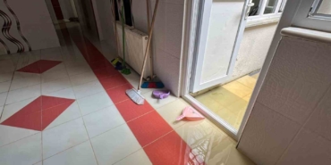 Arnavutköy’de kanalizasyon taşınca yaşlı çiftin evini lağım suyu bastı