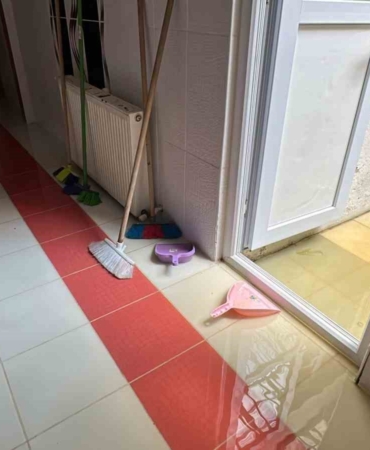 Arnavutköy’de kanalizasyon taşınca yaşlı çiftin evini lağım suyu bastı