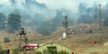 Askeri kışla içerisindeki ormanlık alanda korkutan yangın