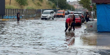 Ataşehir’de sağanak yağış sonrası caddeleri su bastı
