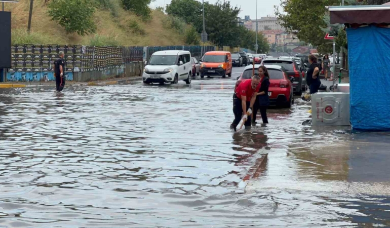 Ataşehir’de sağanak yağış sonrası caddeleri su bastı