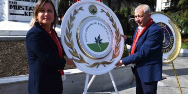 Atatürk’ün Cumhurbaşkanı olarak Bursa’ya gelişinin 100. yılı anısına çelenk sunumu yapıldı