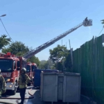 Avcılar’da hurda deposu alev alev yandı