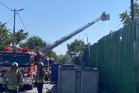 Avcılar’da hurda deposu alev alev yandı