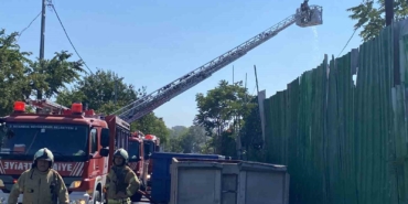 Avcılar’da hurda deposu alev alev yandı