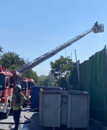 Avcılar’da hurda deposu alev alev yandı