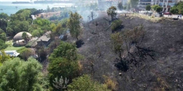 Avcılar’da otluk alanda çıkan yangın yeşili siyaha çevirdi, alan havadan görüntülendi