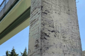 Avcılar’da TEM otoyolu üzerindeki üst geçit tehlike saçıyor