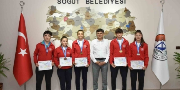 Avrupa şampiyonları madalyalarıyla Başkan Durgut’u ziyaret etti