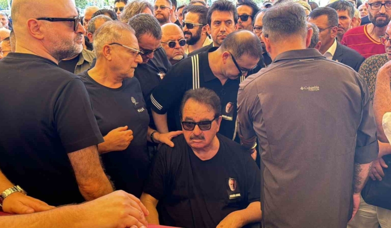 Aydemir Akbaş’ın cenazesine gelen Tatlıses’in camiye girişi sırasında arbede çıktı