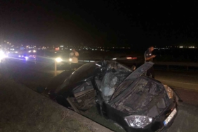 Aydınlatma direğine çarpan otomobilin sürücüsü yaralandı