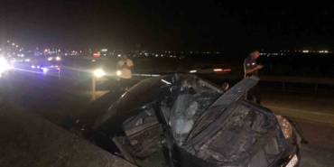 Aydınlatma direğine çarpan otomobilin sürücüsü yaralandı