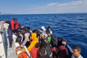 Ayvacık açıklarında 20 kaçak göçmen kurtarıldı, 7 kaçak göçmen yakalandı