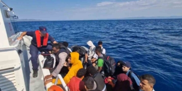 Ayvacık açıklarında 20 kaçak göçmen kurtarıldı, 7 kaçak göçmen yakalandı