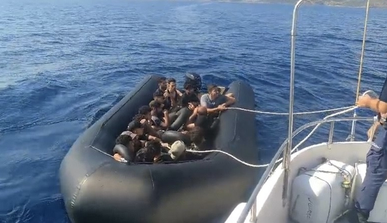 Ayvacık açıklarında 20 kaçak göçmen yakalandı
