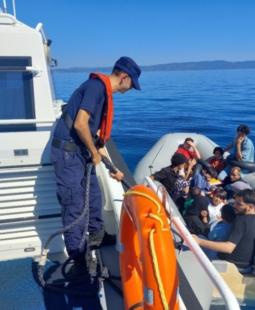 Ayvalık açıklarında 18 düzensiz göçmen kurtarıldı