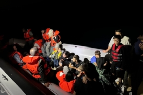 Ayvalık açıklarında 27’si çocuk 64 düzensiz göçmen kurtarıldı