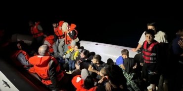 Ayvalık açıklarında 27’si çocuk 64 düzensiz göçmen kurtarıldı