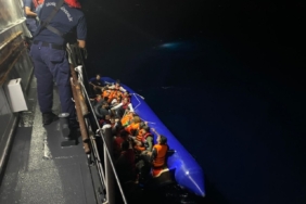 Ayvalık açıklarında 32 düzensiz göçmen yakalandı