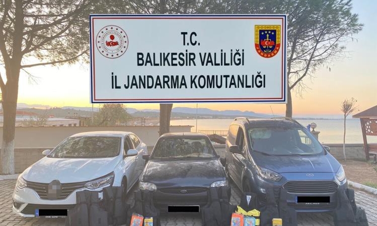 Ayvalık’ta 22 göçmen, 3 organizatör jandarmadan kaçamadı
