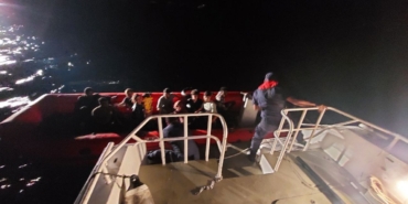 Ayvalık’ta 3’ü çocuk 11 göçmen sahil güvenlik botuyla kurtarıldı