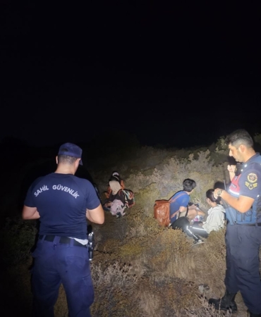 Ayvalık’ta 5’i çocuk, 10 düzensiz göçmen Sahil Güvenlik Koldes ve Jandarma timlerince yakalandı