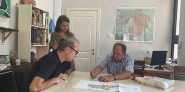 Ayvalık’ta atalarının izlerini aradı