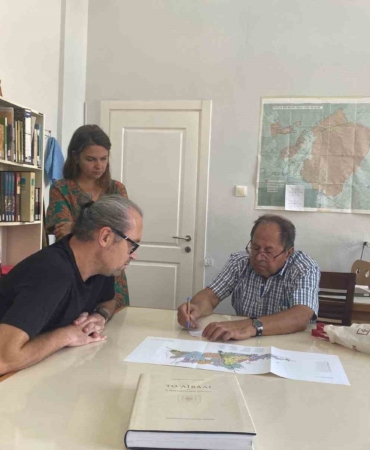 Ayvalık’ta atalarının izlerini aradı