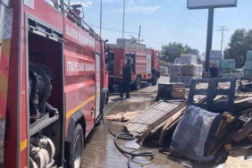 Ayvalık’ta otların tutuşmasıyla başlayan yangın seramik deposuna sıçradı