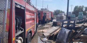 Ayvalık’ta otların tutuşmasıyla başlayan yangın seramik deposuna sıçradı